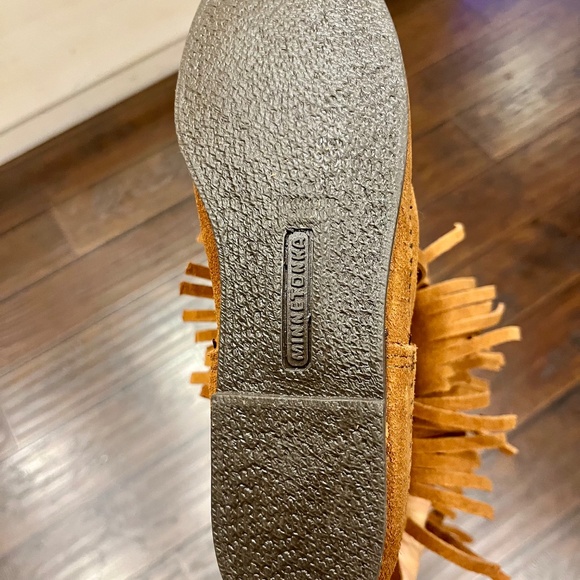 Minnetonka 3 Layer Fringe Brown Boots - Picture 6 of 11